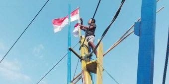 Polairud Imbau Nelayan Pasang Bendera Merah Putih Saat Melaut