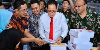 Pastikan Selesai Tepat Waktu, Pj. Gubernur Jatim Cek Progres Percetakan Surat Suara Pilkada