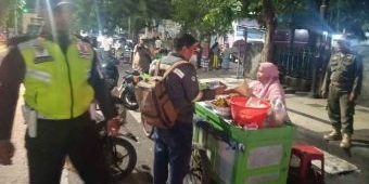 Petugas Gabungan Tertibkan Parkir Liar dan Pedagang di Areal Pasar Baru Gresik