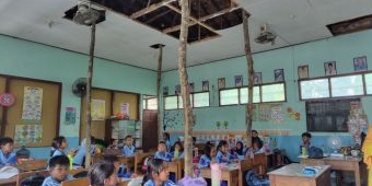 Atap Ruang Kelas SDN Grudo 3 Ngawi Rusak Berat dan Siap Ambrol, Siswa dan Guru Terakhir