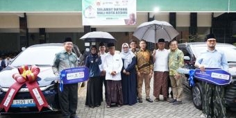 Wali Kota Kediri Vinanda Prameswati dan Ketua Umum MUI Pusat KH Anwar Iskandar saat menghadiri penye