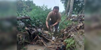 Aksi Heroik Wabup Magetan Kang Suyat: Turun ke Selokan Bersihkan Sampah Pemicu Banjir Ngariboyo