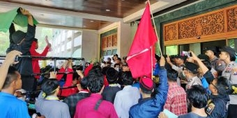 Aksi Saling Dorong dan Penyegelan Pintu Masuk Warnai Demo Mahasiswa di Kantor Pemkab Bangkalan