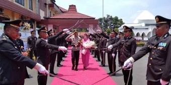 Pisah Sambut Kapolres Pasuruan, AKBP Bayu Pratama Gubunagi Dilepas dengan Pedang Pora