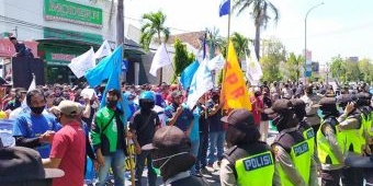 Tolak Omnibus Law, Ratusan Buruh di Jombang Turun Jalan