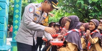 Kapolres Ngawi Bagikan Makanan Bergizi Dan Susu Gratis di SDN Selopuro 1