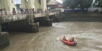 Pria Tua Tercebur ke Pintu Air Jagir, Petugas Gabungan Sisir Lokasi