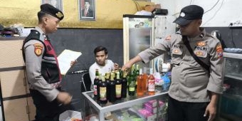 Razia Jelang Nataru, Polisi Sita Puluhan Botol Miras dari 5 Kafe di Sukodadi Lamongan