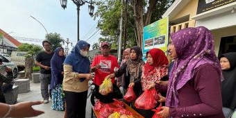Komunitas Wartawan Grissee Bagikan Daging Kurban ke Warga Sekitar