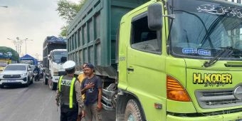 Polres Gresik Tindak Puluhan Truk Besar Langgar Aturan saat Operasi Zebra Semeru 2024