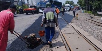 Perlintasan KA Gresik-Babat Diperbaiki Lima Hari, KAI Daop 8 Imbau Pengendara Kurangi Kecepatan