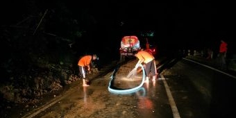 Akses Jalan Provinsi Pamekasan - Pakong Longsor, Material Sempat Tutup Setengah Badan Jalan