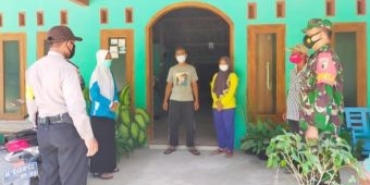 Anggota Koramil dan Polsek Karangjati Ngawi Dampingi Nakes Tracing Warga Terpapar Covid-19