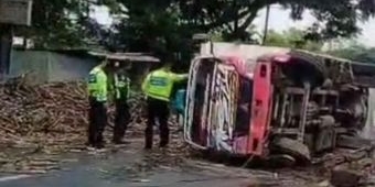 Truk Bermuatan Tebu Terguling di Jalan Raya Malang-Surabaya