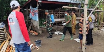 Cegah PMK, Bhabinkamtibmas dan Dinas Perternakan Gelar Penyemprotan Disinfektan di Keraskulon Ngawi