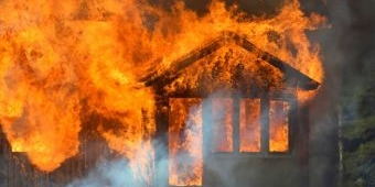 Rumah Dua Lantai Terbakar di Probolinggo