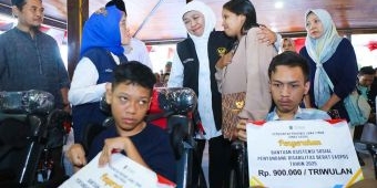 Gubernur Khofifah Salurkan Bansos dan Zakat Produktif Rp6,1 Miliar untuk Warga Tulungagung