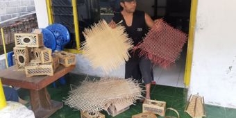Manfaatkan Peluang Bisnis, ​Seorang Pemusik di Kediri Beralih Profesi sebagai Pembuat Anyaman Bambu