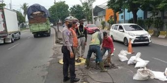 Satlantas Polres Pasuruan Perbaiki Jalan Berlubang Jelang Nataru