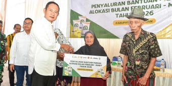 Upaya Jaga Ketahanan Pangan, Pemkab Lamongan Salurkan Bantuan Beras dan Minyak Goreng