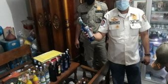 ​Kelabuhi Petugas, Pelaku Simpan Puluhan Botol Miras di Bawah Kasur