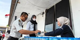 ​Kalapas Blitar Ikut Tes Urine Bareng Warga Binaan, Hasil Razia Temukan Kartu Remi hingga Speaker