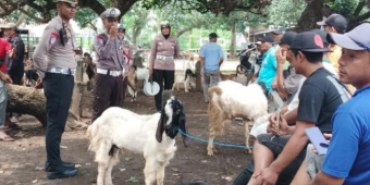 Satlantas Polres Kediri Kota Gelar Sosialisasi Keselamatan Berkendara di Pasar Hewan Jalan Raung