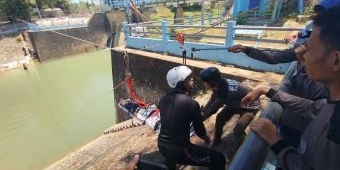 Asah Siaga Hadapi Bencana, FRPB Pamekasan Gelar Latihan Vertical Rescue di Dam Samiran