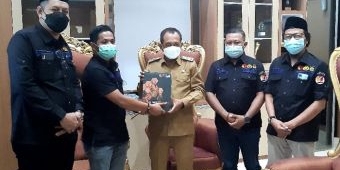 ​Bawaslu Kota Surabaya Serahkan Laporan Hasil Pengawasan Pilkada 2020 ke Pemkot dan DPRD