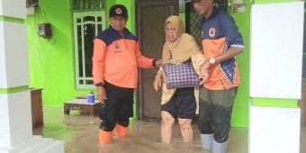 Hari Kedua Banjir Gresik, Tim BPBD Jatim Lanjut Evakuasi dan Distribusikan Logistik Pengungsi