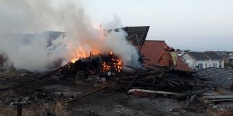 Tumpukan Kayu di Gedung Sekolah SMK Wijaya Sukodono Sidoarjo Terbakar, Guru dan Siswa Berhamburan