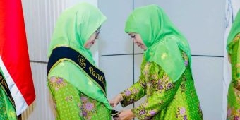 Perkuat Akses Keadilan di Akar Rumput, Khofifah Kukuhkan 2.943 Paralegal Muslimat NU