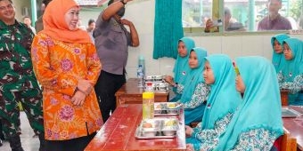 Tinjau Dapur Sehat MBG di Sidoarjo, Khofifah Beberkan Peran SPPG