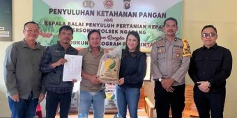 Perkokoh Pondasi Ketahanan Pangan, Grace Dirgahayu Serahkan Ratusan Ton Bibit Padi ke Petani