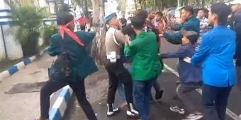 Demo Mahasiswa  di DPRD Sampang Tuntut Usut Mafia Pupuk Berlangsung Ricuh