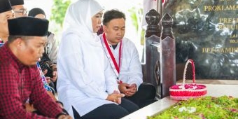 Gubernur Khofifah Ziarah ke Makam Bung Karno Bersama Pimpinan Mahasiswa Cipayung Plus Jawa Timur