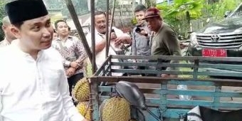 Wabup Mojokerto Gus Barra Borong Durian dari Penjual Pinggir Jalan