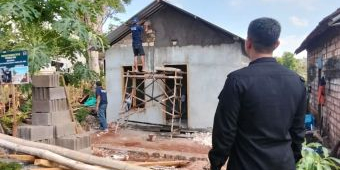 Warga Binaan Lapas Tuban Ikut Serta Renovasi RTLH Milik Warga Bersama TNI