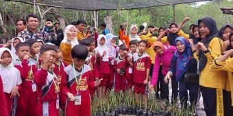 Hadapi Perubahan Iklim, IGI dan FPRB Pamekasan Tanam Ribuan Bibit Mangrove Bersama Pelajar