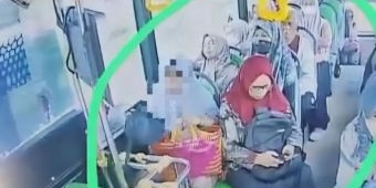 Terekam CCTV, Wanita Berjilbab Diduga Curi Tas Sesama Penumpang Bus Trans Jatim Koridor Lamongan