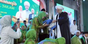 Ribuan Muslimat NU Dapat Ijazah Manaqib dari Syekh Afeefuddin Al Jailani, Khofifah Dihadiahi Kiswah