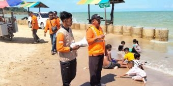 Bersama BPBD, FRPB Pamekasan Beri Imbauan dan Edukasi untuk Pengunjung di Pantai Jumiang