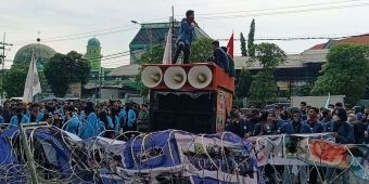 Ratusan Mahasiswa Geruduk DPRD Jatim, Serukan Lima Tuntutan ke Pemerintah Pusat