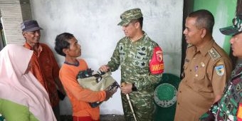 Dansatgas TMMD ke-127 di Kediri Serahkan Paket Sembako ke Penerima Rutilahu