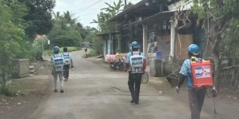 Peduli Pencegahan Covid-19, DPC Partai Demokrat Trenggalek Keliling Kecamatan Semprot Disinfektan