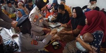 Polwan Polresta Sidoarjo Layani Keluarga Korban Musala Ambruk Ponpes Al Khoziny