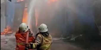 Kebakaran Hebat di Gudang Tambak Langon Surabaya, Benarkah Ada Aktivitas Pemindahan Bahan Kimia?