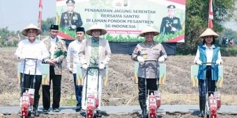 polri-tanam-jagung-di-lahan-ponpes-tebuireng-jombang