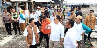 Tinjau Pesisir Pasuruan yang Terdampak Puting Beliung, Pj Gubernur Jatim Instruksikan Perbaikan