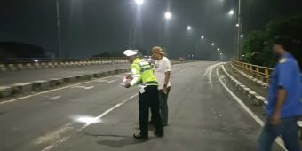 Motor Tabrak Balok Kayu, Pengendara Luka di Jalan Raya Beringin Bendo Sidoarjo